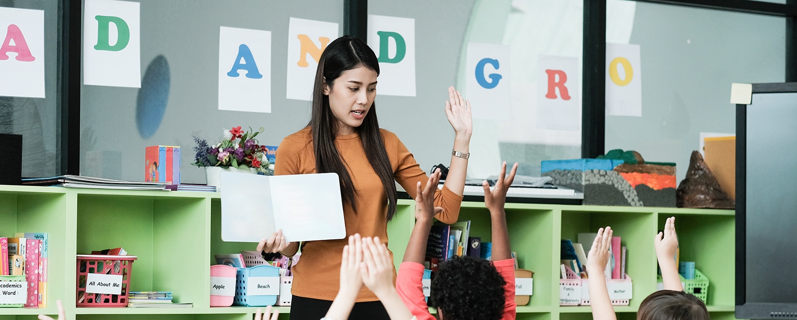 Teacher-in-front-of-students.